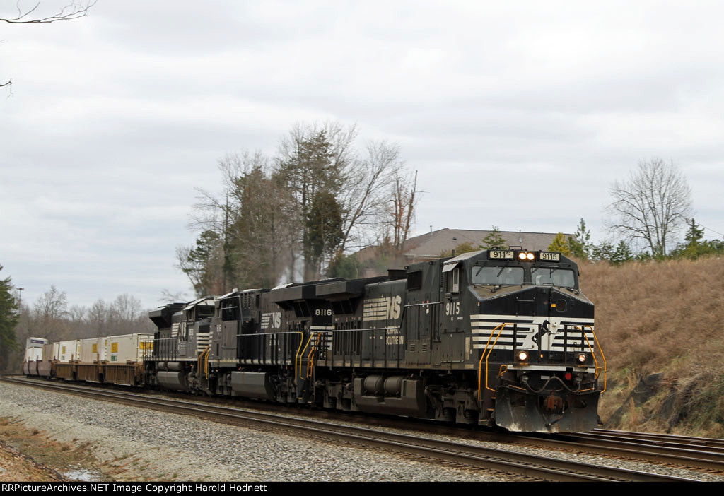 NS 9115 leads train 213 southbound